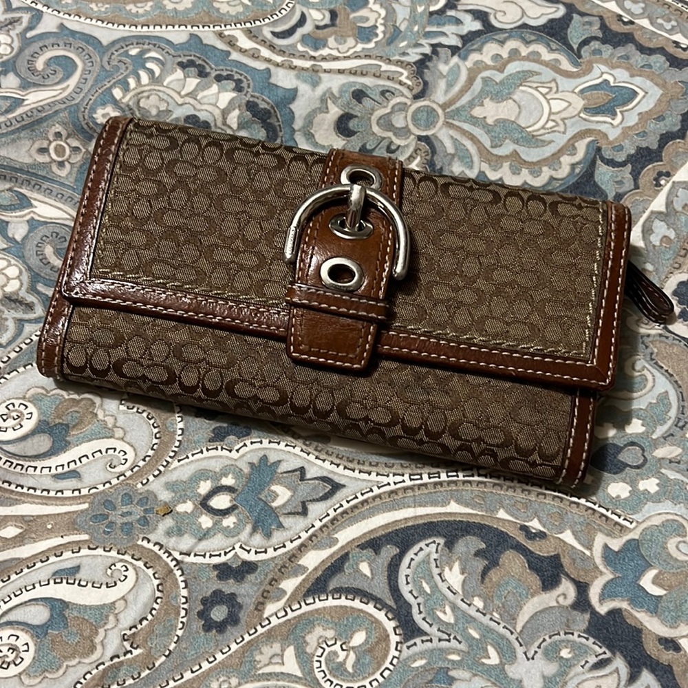 GUC vintage brown buckle Coach wallet